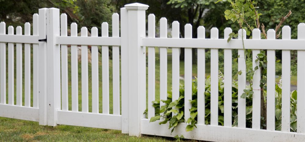 Mr. Fence of Indiana Silverbell Scallop Vinyl Picket Fence