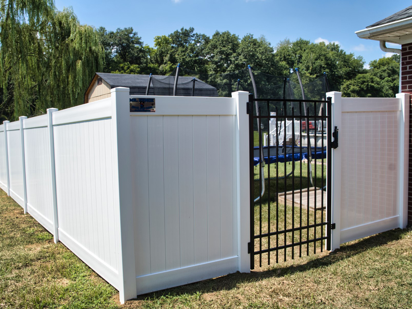 Photo of a vinyl fence with an aluminum gate in Evansville, IN