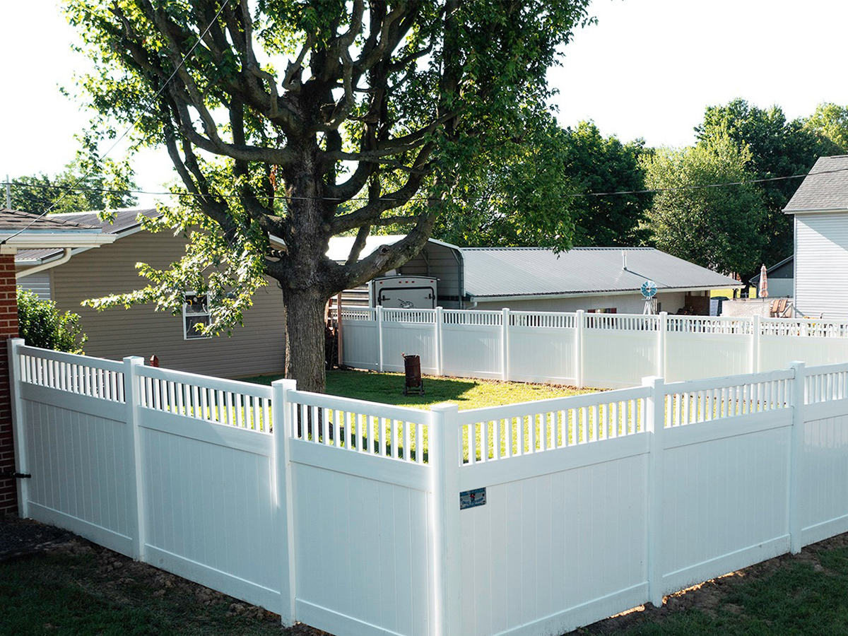 Carmi Illinois vinyl privacy fencing