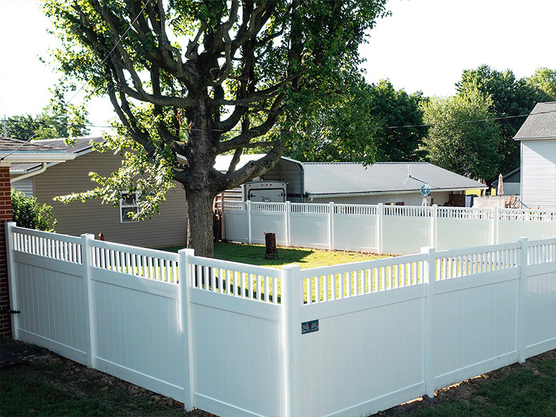 Oakland City Indiana vinyl privacy fencing